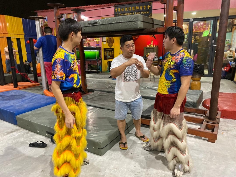 邝文昌（中）创办“吉隆坡毅信龙狮体育会”一心希望舞狮这门艺术文化得以永续传承及发扬光大，并提供其他狮团的学员义务训练。