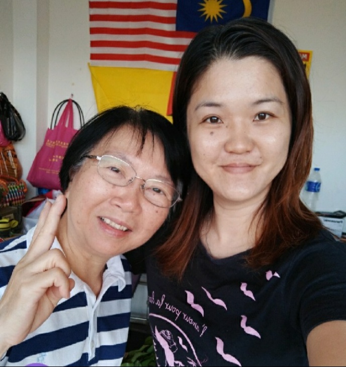 陈美容（右）日前邀老师何玉华到裁缝店小聚，并和她自拍留念。