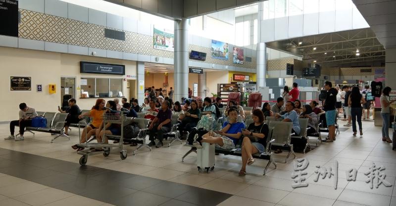 怡保苏丹阿兹兰沙机场已有许多乘客使用，一扫之前的空荡荡景象。