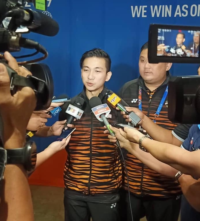 罗俊豪（中）夺得大马代表团在菲律宾东运会第一金后，接受媒体访问。（国家体育理事会脸书照片）