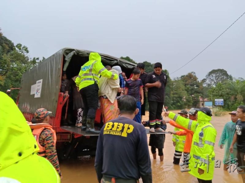乌鲁登嘉楼瓜拉伯浪警局派员到灾区协助疏散居民到临时救灾中心。
