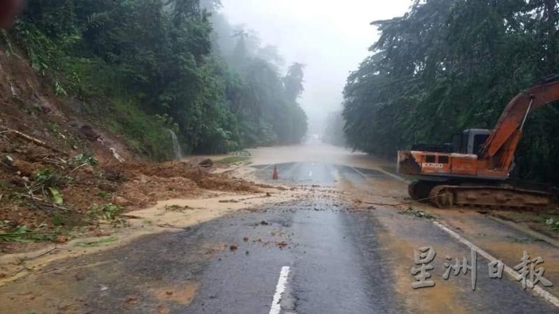 话望生阿灵前往肯逸湖及瓜拉贞内里斯的路段因为土崩及积水，暂时关闭通行。