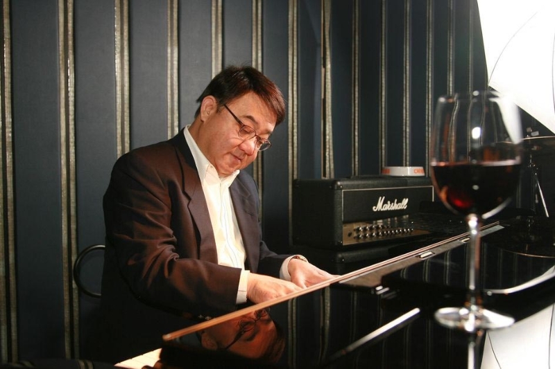 黎小田生于音乐世家，曾写下多首名曲。