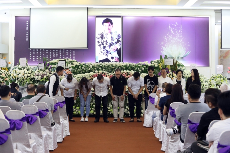 影片播放完毕后，郑锦昌的家属向在场来宾鞠躬感谢大家的出席。