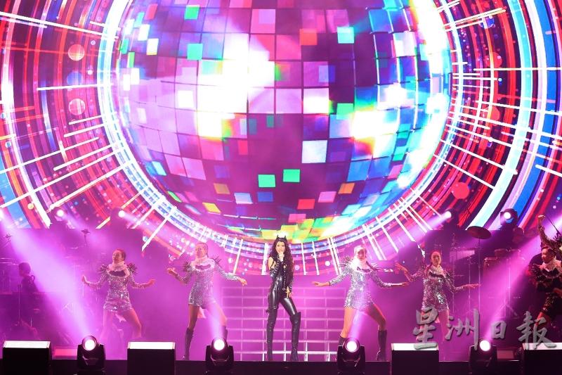 莫文蔚在《绝色莫文蔚25周年世界巡回演唱会》吉隆坡站上，使出浑身“绝活”，与现场逾万粉丝共庆这场别具意义的欢乐夜晚。