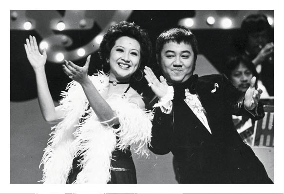 黎小田与薛家燕一起拍档主持综艺节目《家燕与小田》并发行唱片，成为丽的电视台的皇牌节目。