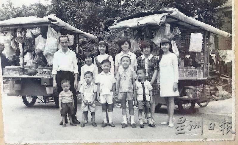 刘伟清（后排左一）与10个孩子在两台售卖水粿与零售的三轮车前合照；前排右一是儿时的刘道盛。