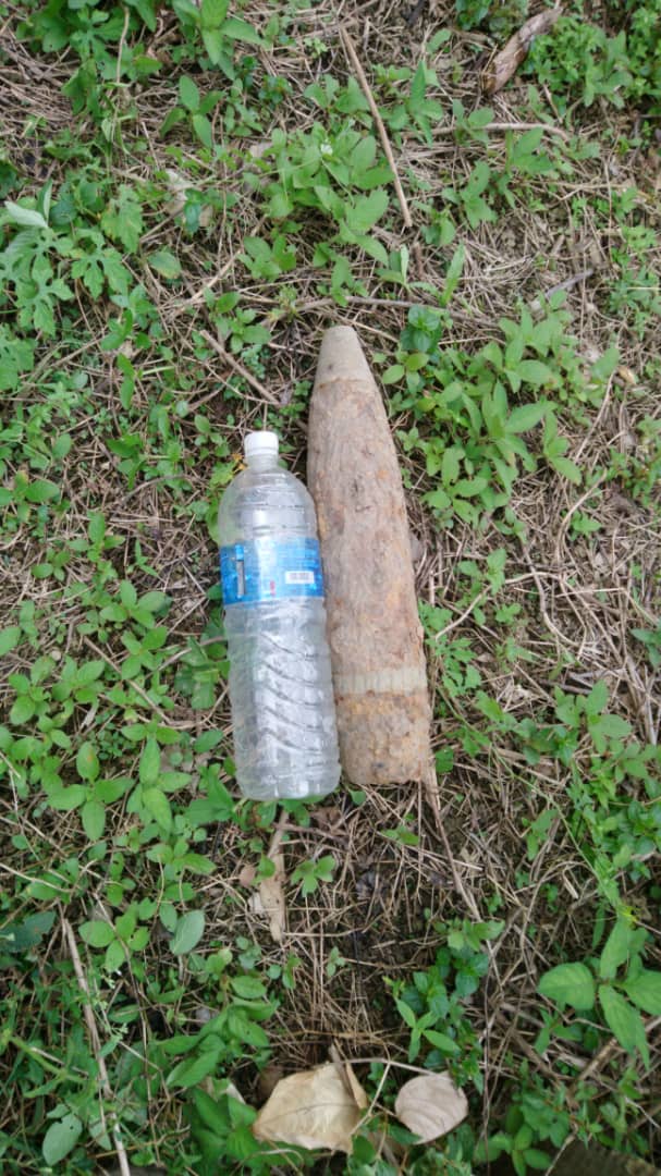 油棕园挖出的炸弹，比1.5公升的矿泉水瓶长。