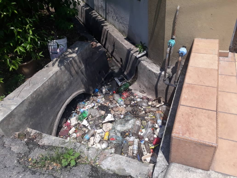 巴生港口仄孟朗路住家前的沟渠内塞满垃圾，造成水流不通和发出异味，让居民感到困扰。