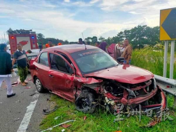 另一輛肇禍的紅色轎車於車頭部位嚴重撞毀。