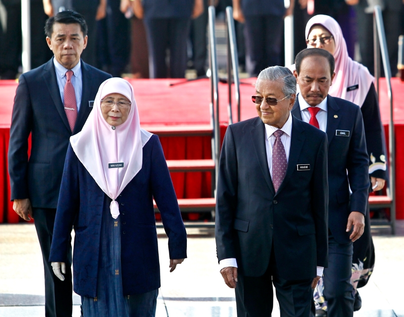 马哈迪（右）和副揆旺阿兹莎参与今年最后一次的首相署常月集会，后右起为副部长傅芝雅和政府首席秘书依斯迈，左一为公共服务局总监凯鲁阿廸。