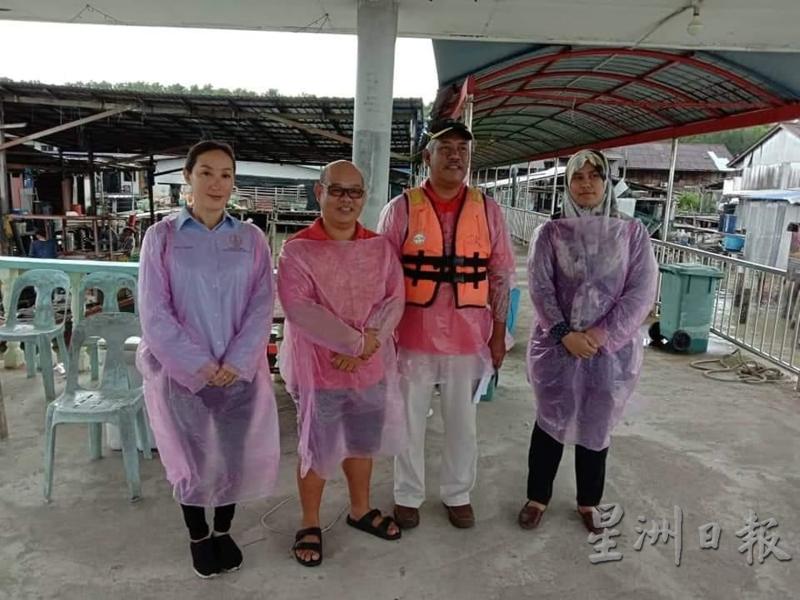 黄嫒香（左起）及居民李广才，与官员巡视已完成的修复工作。