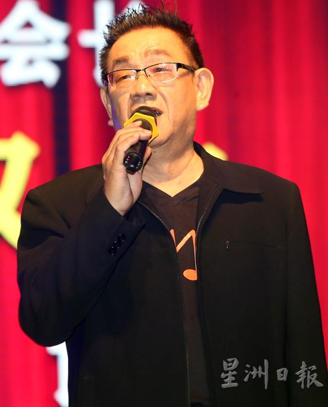 马来西亚华人演艺人公会署理总会长魏汉文，率领全场为“粤曲王子”郑锦昌默哀10秒钟。