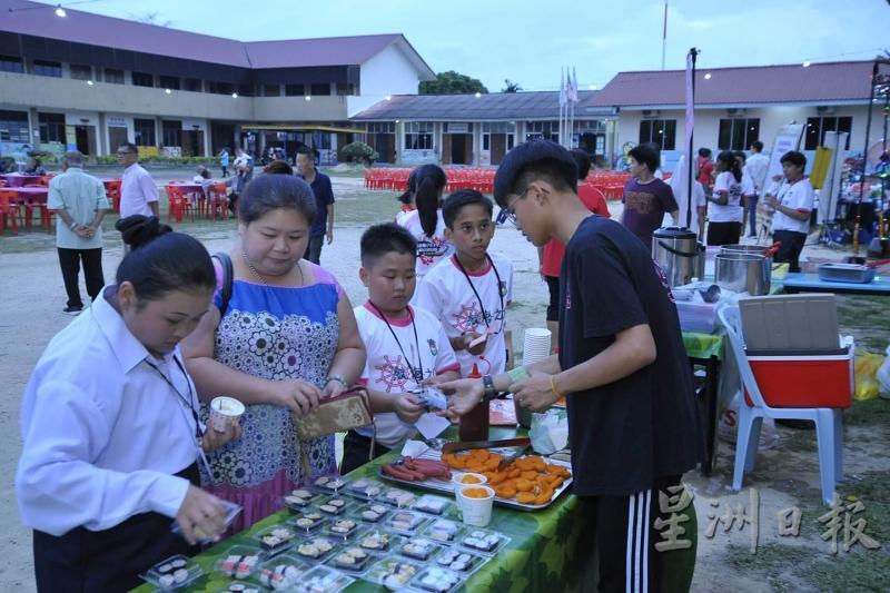 村民纷纷购买美食，场面热闹。