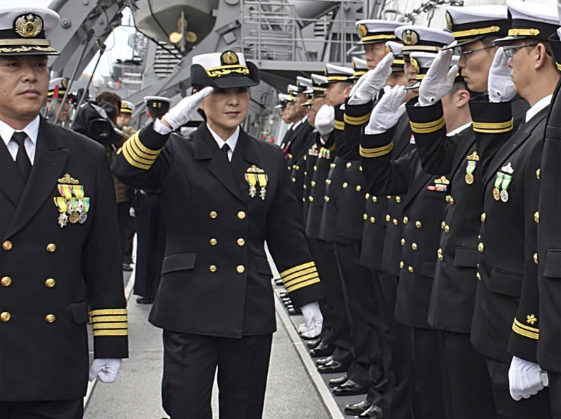 日本海上自卫队周一诞生第一位神盾舰女舰长，由48岁一等海佐（上校）大谷三穗（中）接任“妙高号”驱逐舰（舷号DDG-175）舰长。（图：网络照）