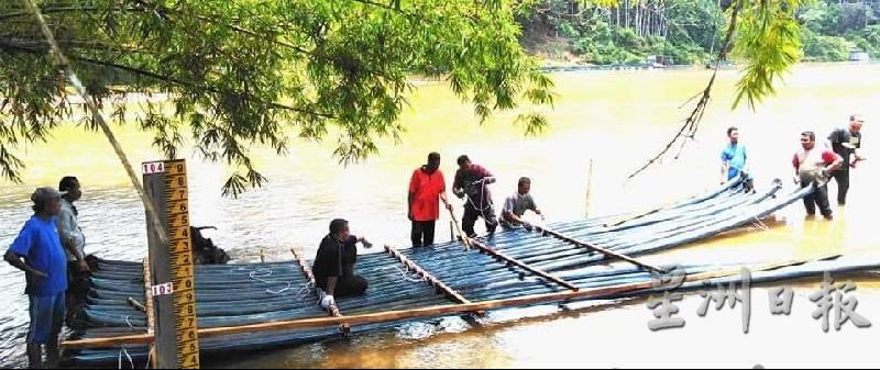 浮筏是采用PVC材料制成，供村民在水灾期间使用。