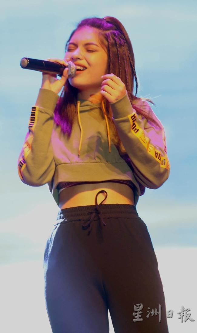李佩玲不仅演唱自己的最新单曲《I  Wanna Be Free》还首次尝试挑战Rap演绎《差不多姑娘》。