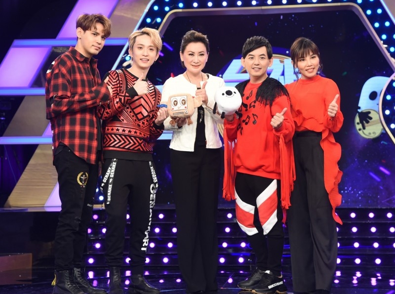 陈零九（左起）、邱锋泽、黄子佼、李佳薇携手主持新节目《台视17唱》。