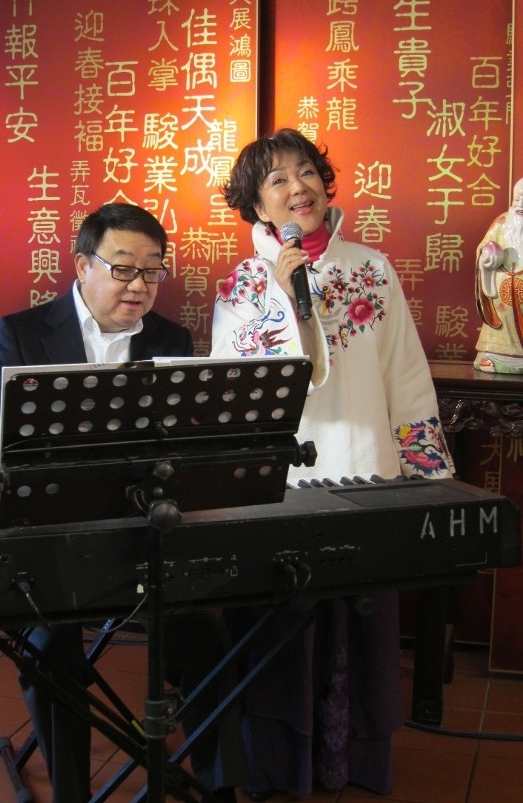黎小田与冯宝宝曾合作经典金曲《问我》。