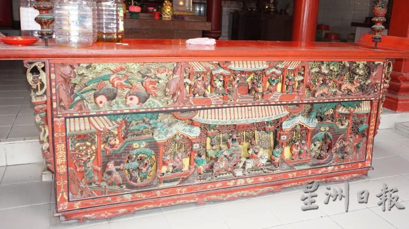 神桌的雕刻每个细节都非常精致，是甲板观音古庙其中一座历史悠久的文物。