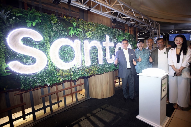 赛夫丁（左起）、卡玛鲁丁、阿兹巴卡、东尼费南达斯及吴慧伦为Santan及T&CO首家东盟快餐及旗舰店主持开幕仪式。