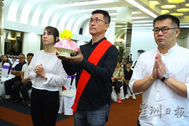 大马中文影视协会代表陈美娥（左起）、赖昌铭和郑雄城前来送别前辈。