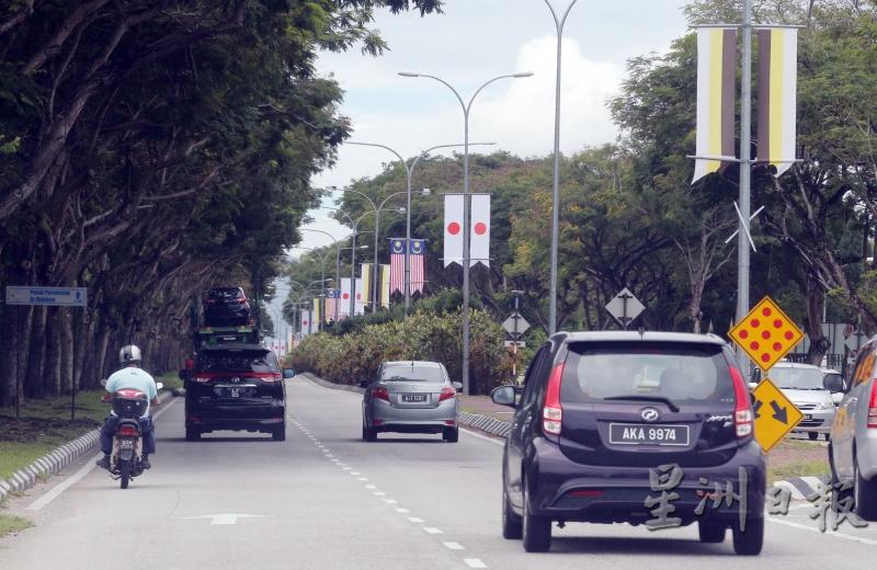 霹雳州政府和怡保市政厅高度重视福冈市代表团到访，市区各街道已插上大马和日本旗帜迎接。