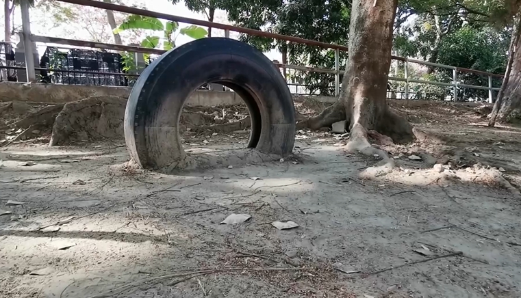 公园的轮胎。（图：东森新闻）