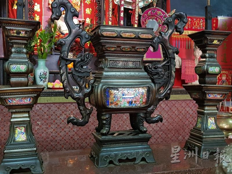 庙内的香炉和建材皆从中国佛山采购。