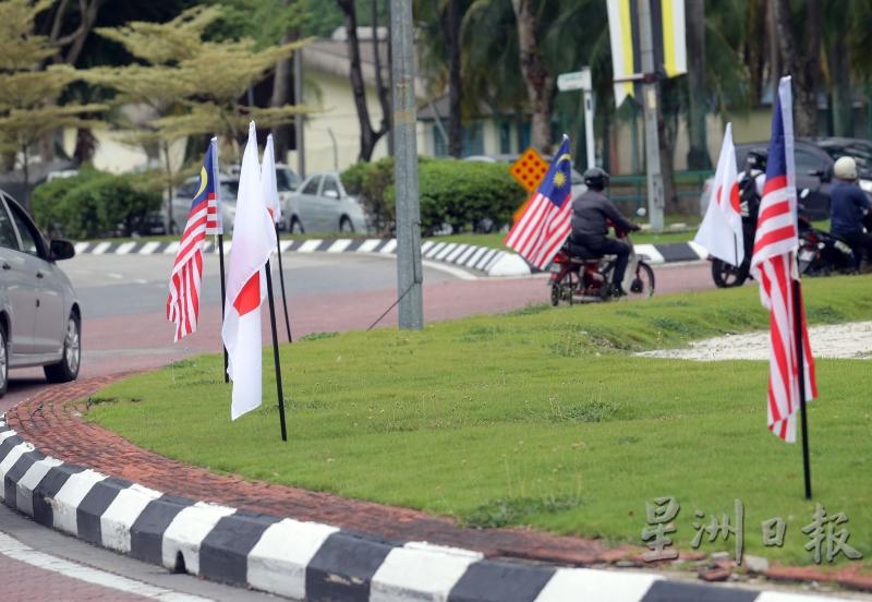 怡保市各交通圈皆插上马日两国的旗帜，隆重欢迎日本福冈市代表团来访。