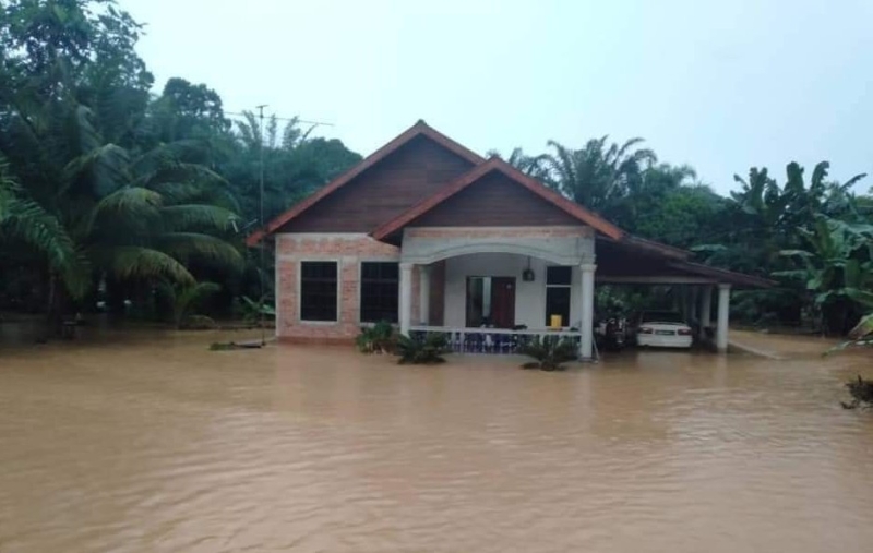 峇株巴辖武吉巴勇一带的民宅，在大雨过后遭红泥水入侵。