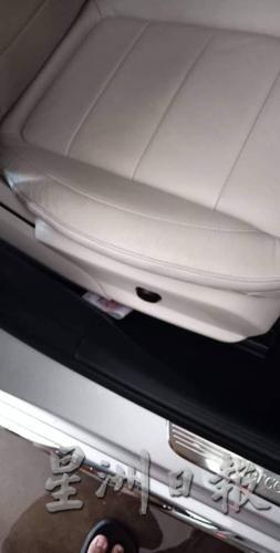 汽车装饰中心东主用吸尘机清洁车座时，竟然从座垫下吸出一叠钞票，并物归原主。