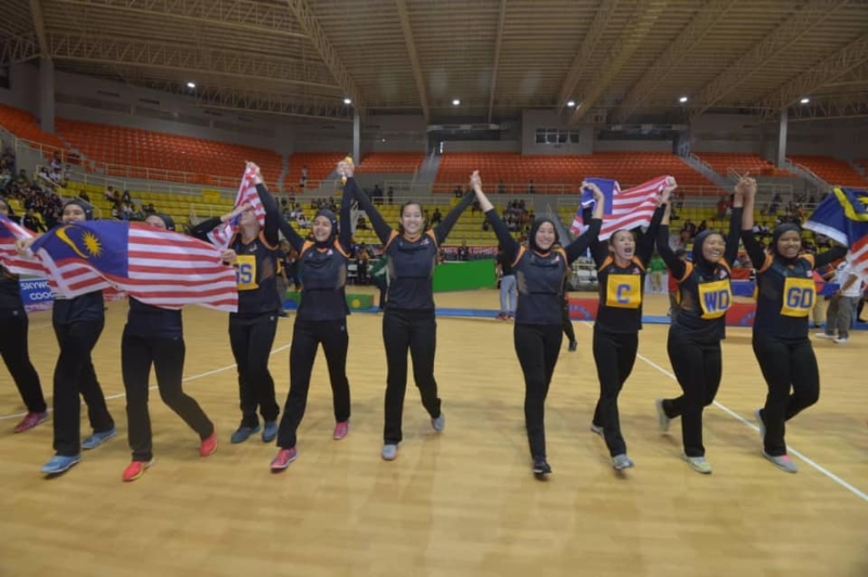 大马在菲律宾东运会成功卫冕英式女篮金牌，全队在赛后一起欢庆。（国家体育理事会脸书照片）