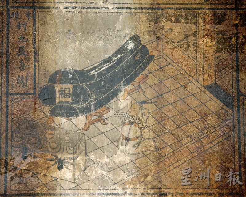庙里的壁画内容可能与封神榜或廿四孝故事有关，其中一幅图更出现棺材的图画。