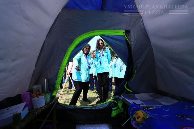 柔佛王储妃卡丽达参观露营帐篷具备的设备。