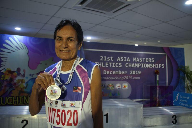 槟城76岁女健将莎吉放眼在第21届亚洲宿将田径锦标赛中夺下4金，她在首天已连获75岁至79岁组800米及1500米赛跑2金。
