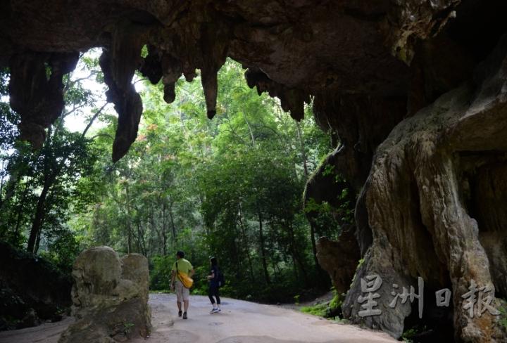 洞穴的形状历经百万年而形成，且不断地变化着。