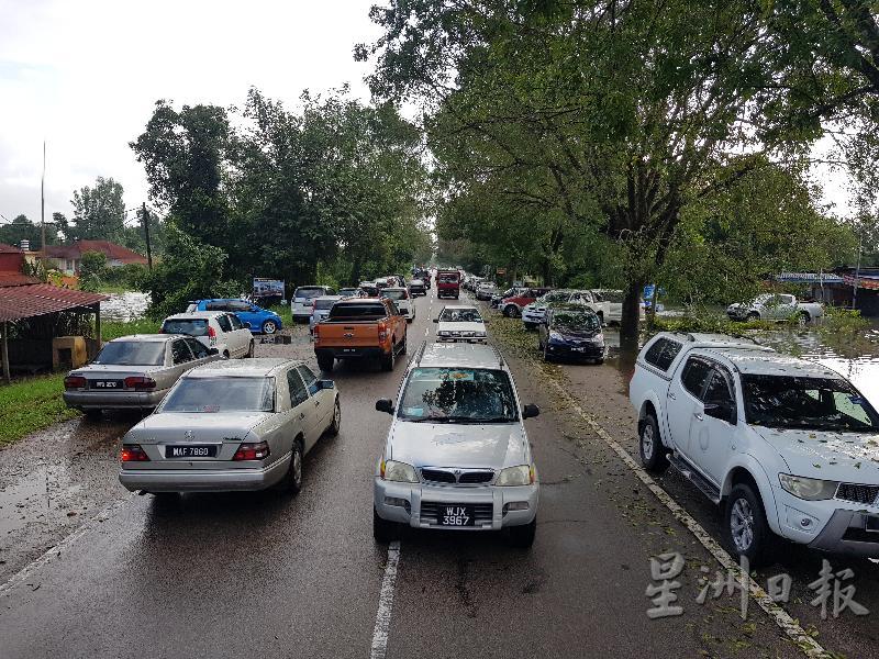 兰斗班让附近地区的居民，纷纷把轿车停放在道路两旁，以防车子被水淹。