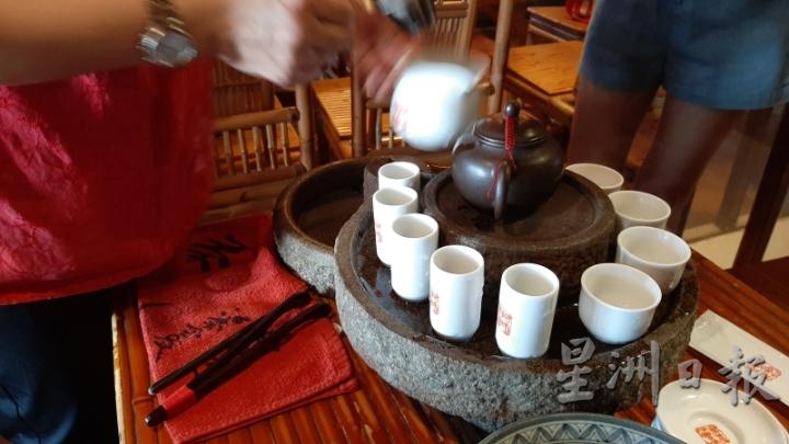 阿妹茶楼店内提供泡茶品茗和茶艺示范，也有现调的饮料和特色餐点。
