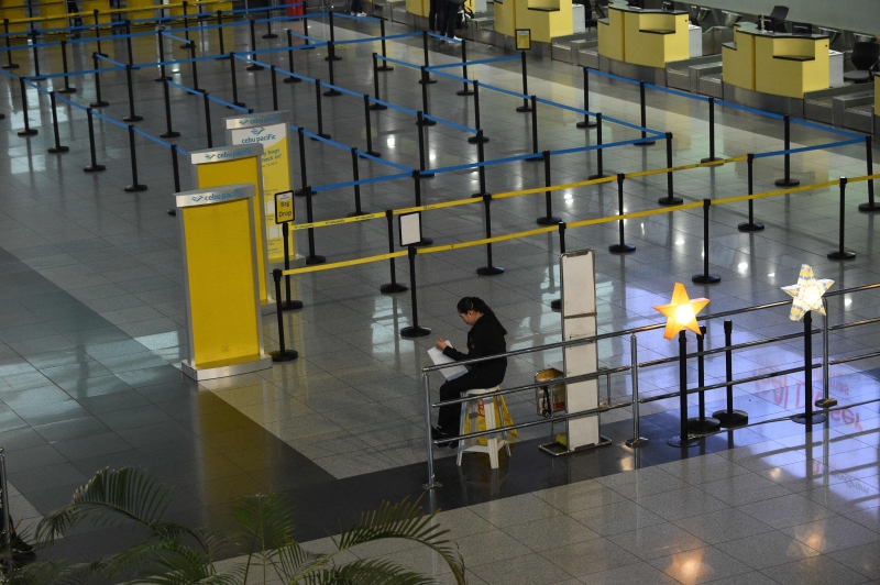 马尼拉国际机场因台风“北冕”来袭暂时关闭，整个登机柜台显得冷冷清清。（图：法新社）