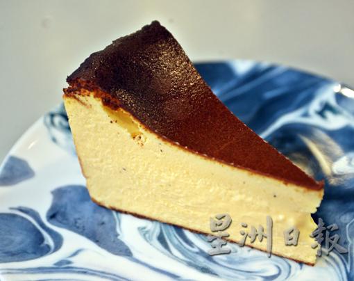 烧焦芝士蛋糕／RM15：烧焦蛋糕外裹一层微微烤焦的脆壳，表层下的奶酪质感绵软，顺滑轻盈。