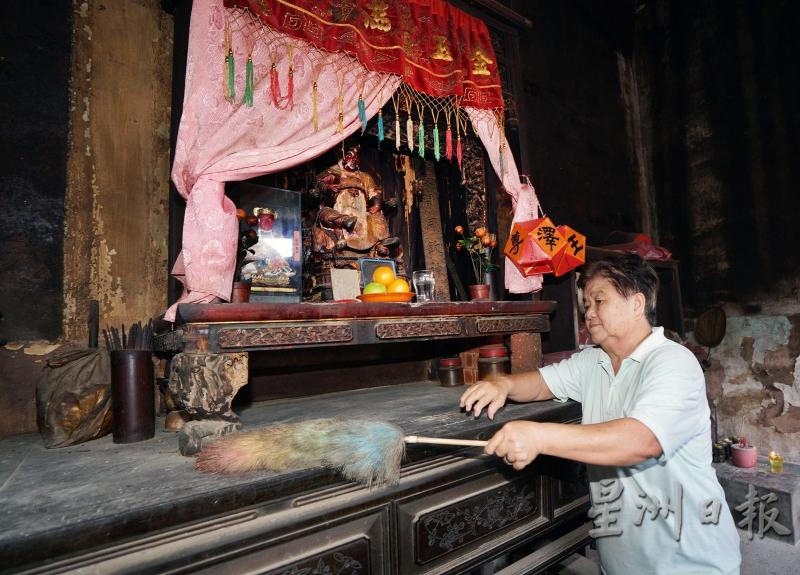 71岁的陈秀珍打理凤山寺多年，从祖母年代至今是第三代打理人，一家人曾经住在庙里。