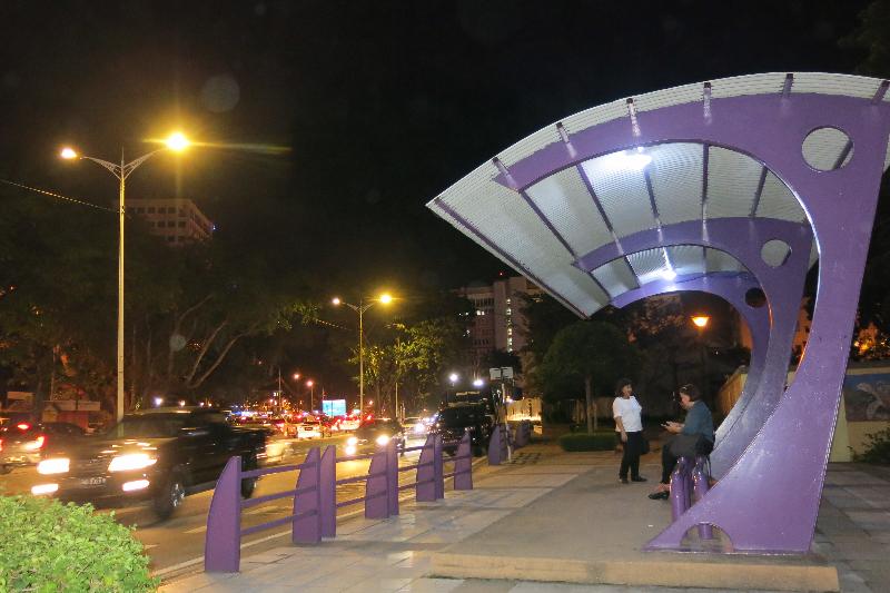 亚庇市政厅旁的太阳能发电候车亭，在夜裡灯火通明。