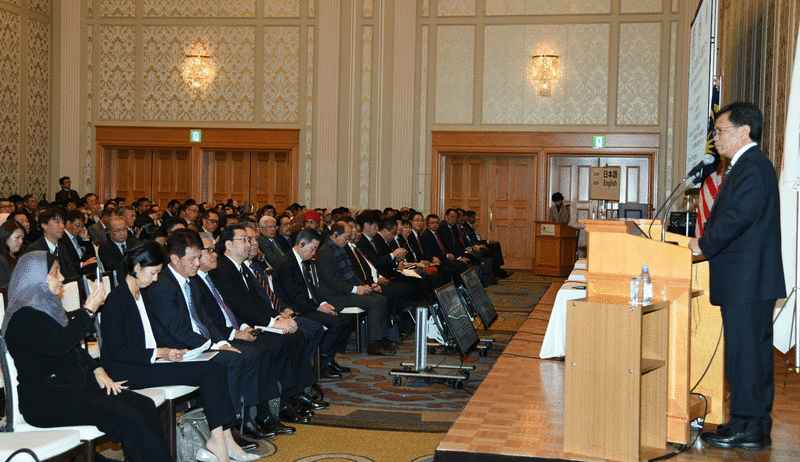 沙菲益（右）在名古屋与日本的企业及投资者进行会面会，向他们说明在沙巴投资的优势。