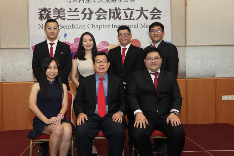 马来西亚华人旅游业公会森州分会正式成立，坐者左起为郭宝玲、卓明隆、香锦森，站者左起为傅永豪、卓以欣、覃武财、颜益兴。