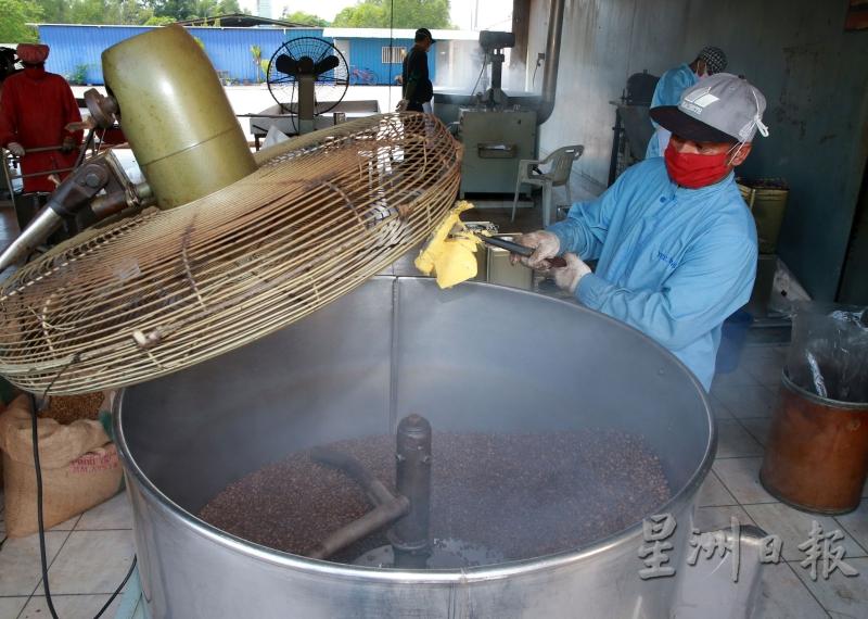 烘炒出炉的咖啡豆必须以大风吹和加入黄油协助快速降温，避免咖啡豆内部烧焦。