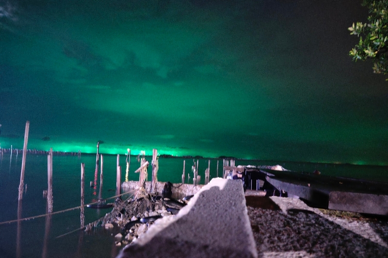 在双武隆渔村码头拍摄到的峇眼拿督绚丽“北极光”天际！