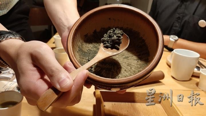 小钵擂茶哲学里，画圆千万回，细细品味谷物，绽放淡淡绿茶香。