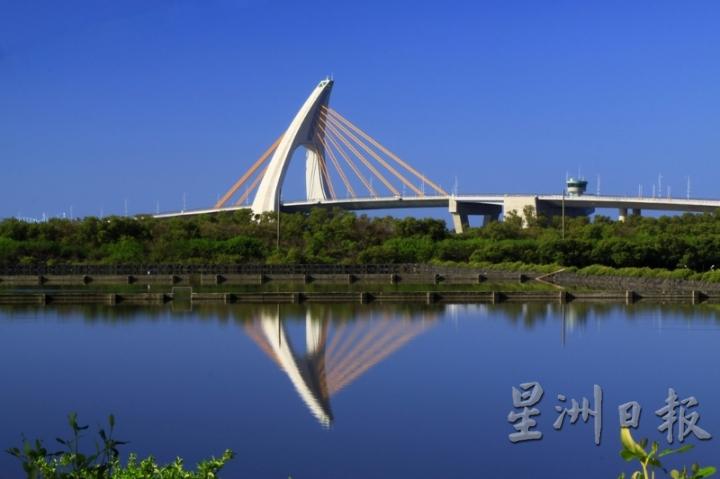 鹏湾跨海大桥是大鹏湾最独特亮点，也是台湾唯一的开启桥。（图取自台湾观光局网页）