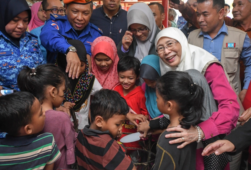 旺阿兹莎获惊喜庆生，她与疏散中心的孩童们分享生日蛋糕。